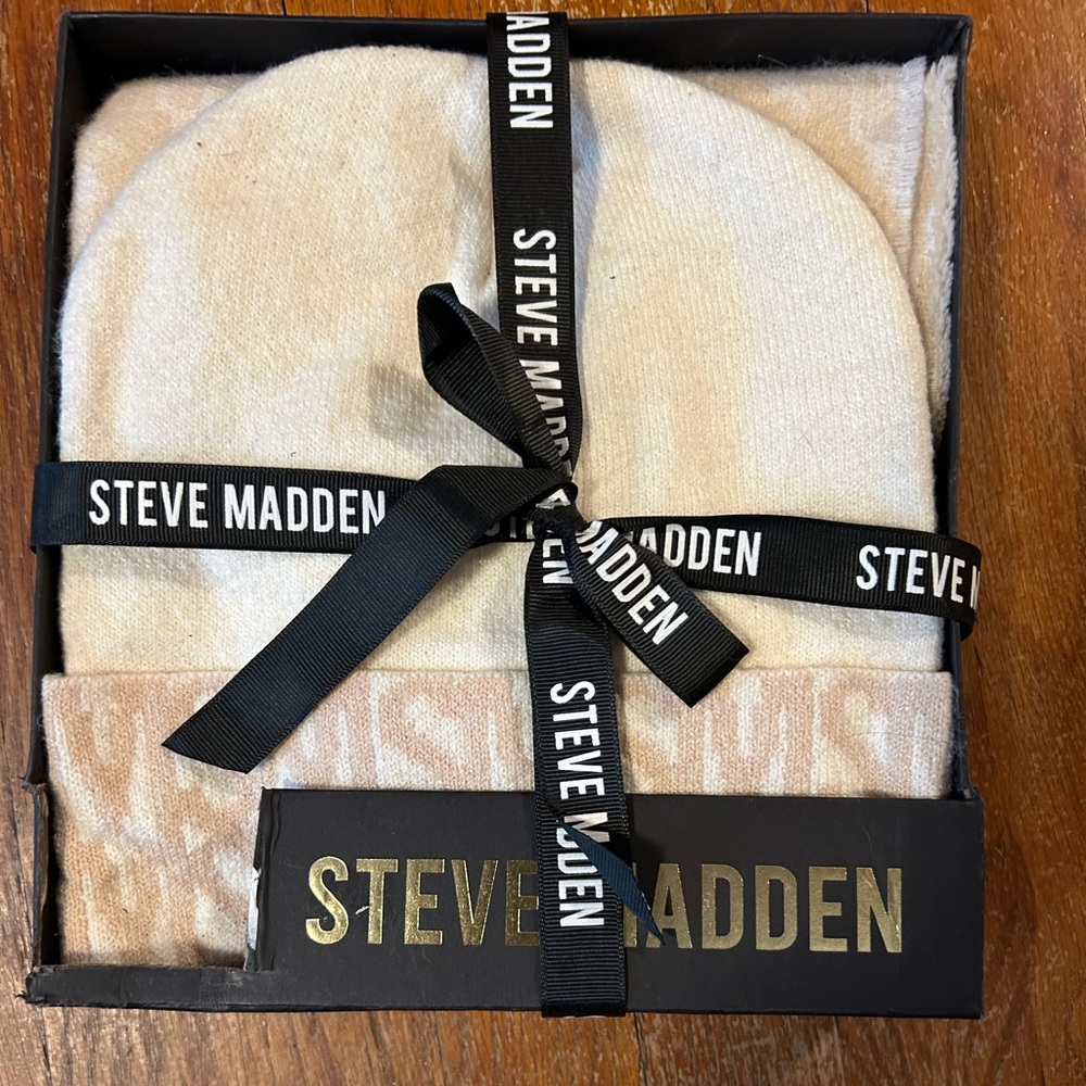 Steve Madden Cream Knit Beanie and Scarf Set